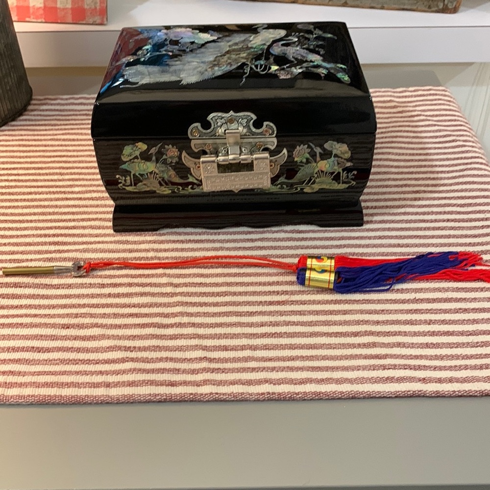 Musical jewelry box